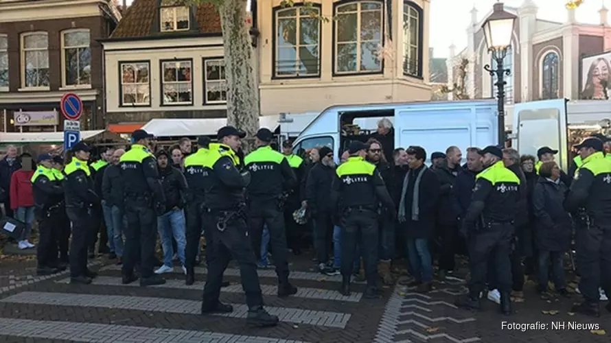 Politie leidt pro-Pietdemonstranten in Hoorn weg, sfeer op straat even "grimmig"