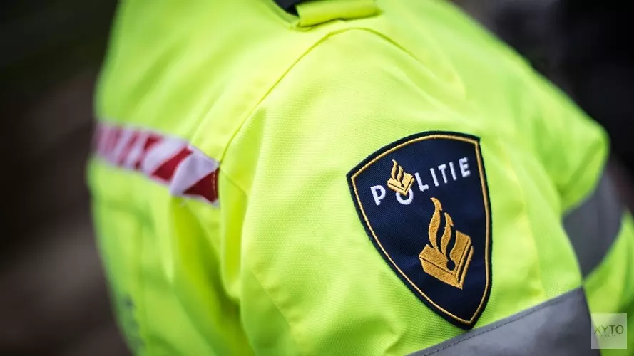 Vrachtwagen rijdt zich klem onder balkon in Hoorn