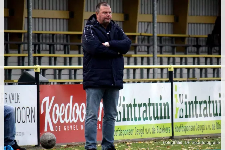 Luc Ebbeling ook komend seizoen hoofdtrainer De Blokkers VR1