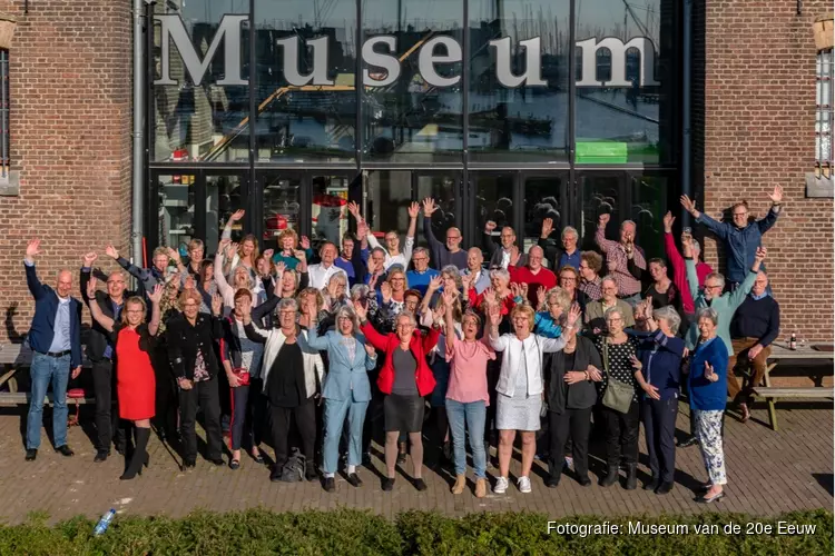 Jubileum Museum van de 20e Eeuw met 70 medewerkers op 1 foto