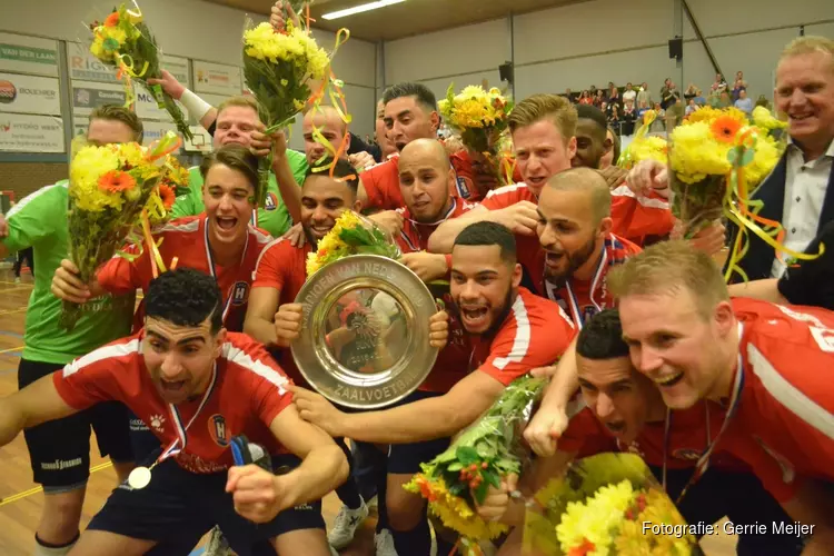 Zaalvoetballers ontvangen sportpenningen voor kampioenschap