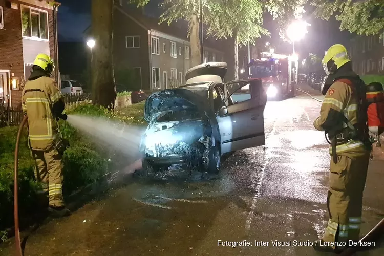 Auto in brand in Hoorn, onderzoek volgt