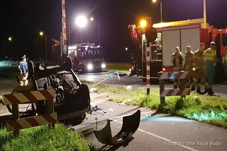 Auto belandt ondersteboven op spoorwegovergang in Hoorn