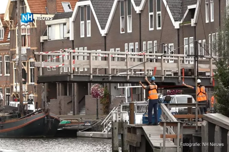 Otto&#39;s brug in Hoorn weer terug op de vertrouwde plek: vrijdag klaar voor gebruik