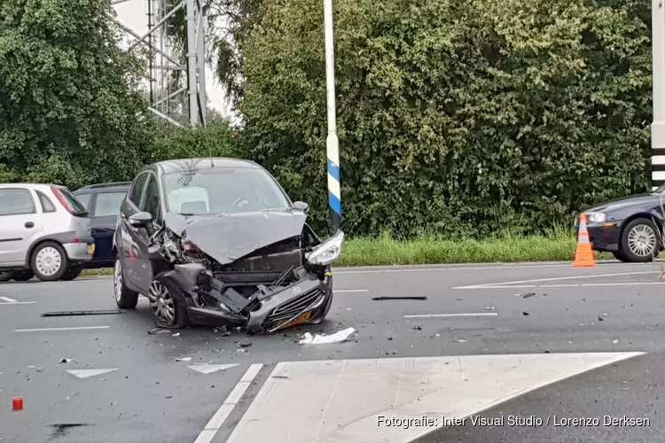 Twee auto&#39;s total loss bij ongeval Hoorn