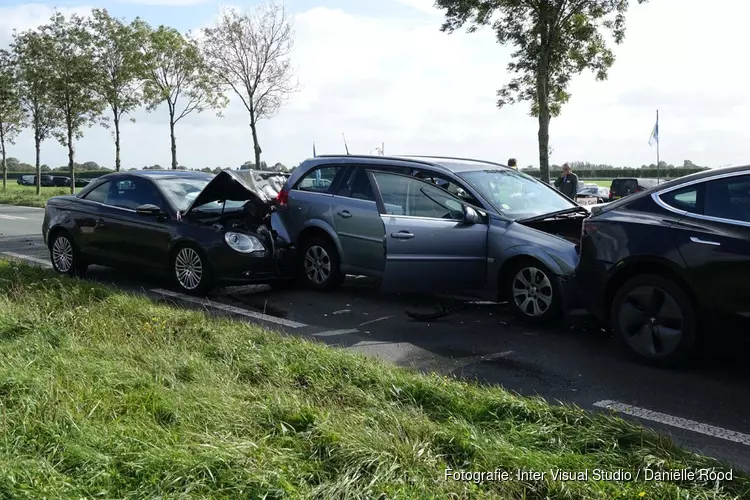 Kettingbotsing op N506: gewonden naar ziekenhuis