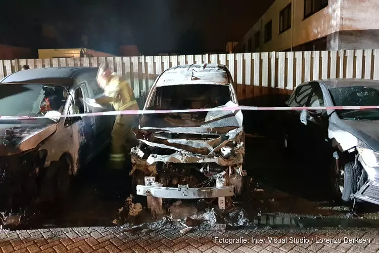 Drie auto&#39;s door brand verwoest in Hoorn