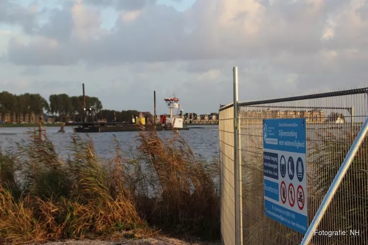 Opspuiten stadsstrandje bij Hoorn begonnen