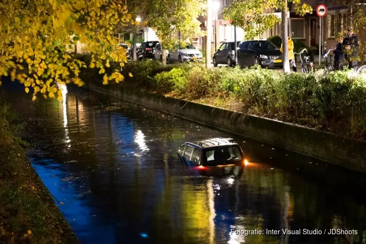 Bestuurder onder invloed raakt meerdere auto&#39;s en eindigt in water Hoorn