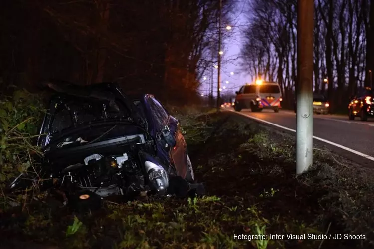 Auto raakt van de weg, bestuurder gewond