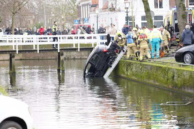 Oudere man raakt met auto te water in centrum Hoorn