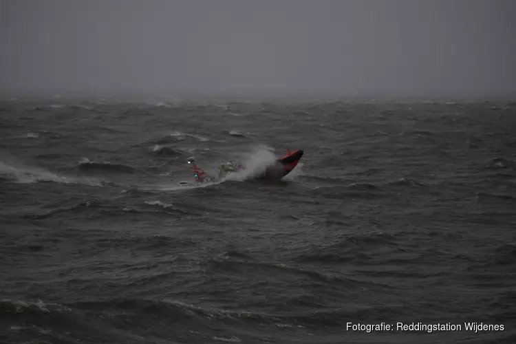 Reddingboot vaart uit voor oefening tijdens storm Ciara