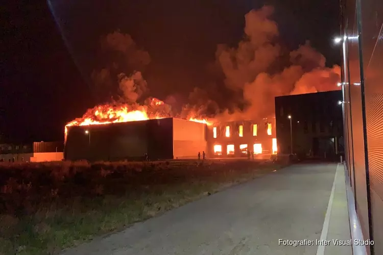 Grote brand in bamboeverwerker Zwaag onder controle: nog wel NL Alert van kracht