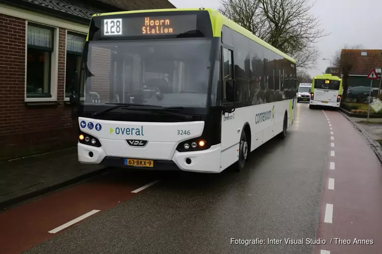 Ernstige aanrijding tussen Connexxion-bus en fietser in Berkhout