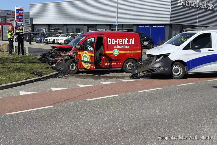 Botsing in Hoorn tussen twee bestelbusjes