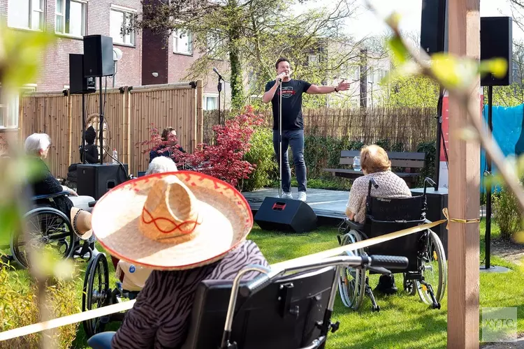 Cliënten en medewerkers Lindendael verrast door optreden Gerard Joling