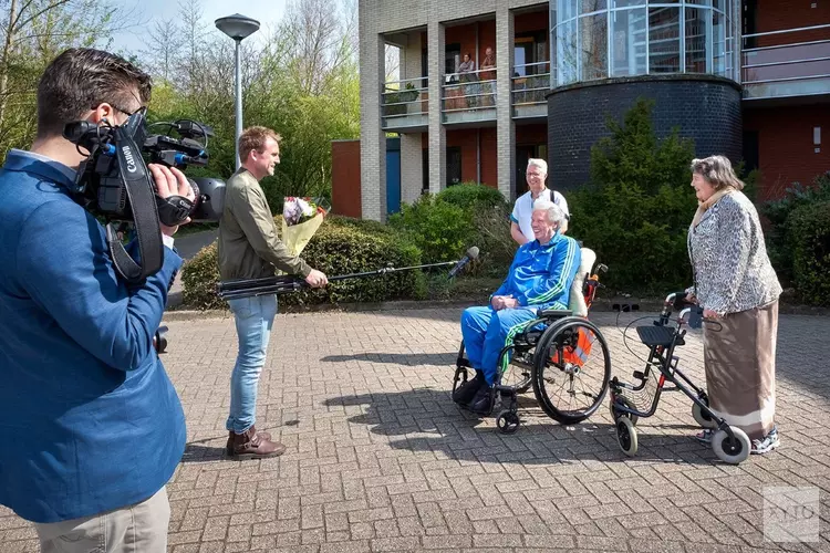 Boer Tom fleurt met bloemenactie thuiswonende Omringcliënten op