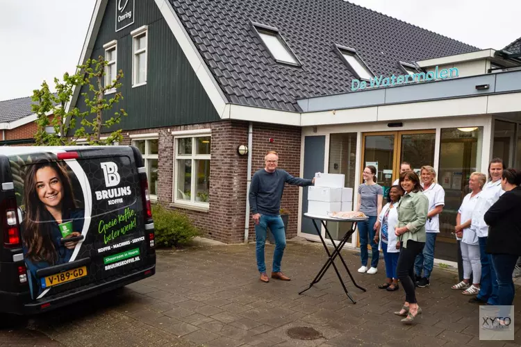 Bruijns Koffie uit Zwaag verrast Omringmedewerkers én cliënten met wafels