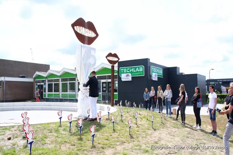 D&#39;Ampte onthult door leerlingen gemaakt monument ter ere van 75 jaar vrijheid