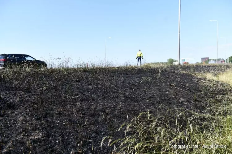 Afrit A7 (Hoorn-centrum) afgesloten na grote bermbrand