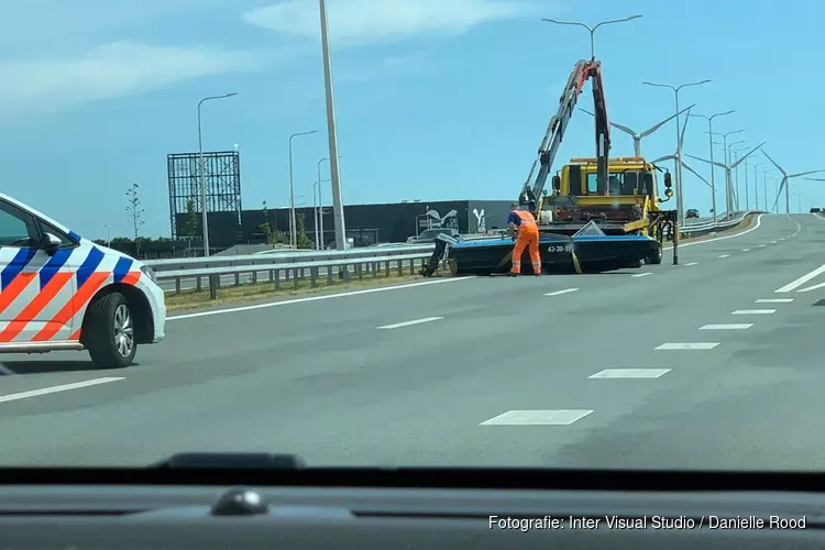 Boot valt van aanhanger op Westfrisiaweg