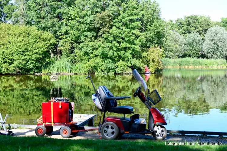 Man op leeftijd raakt met scootmobiel te water in Hoorns park