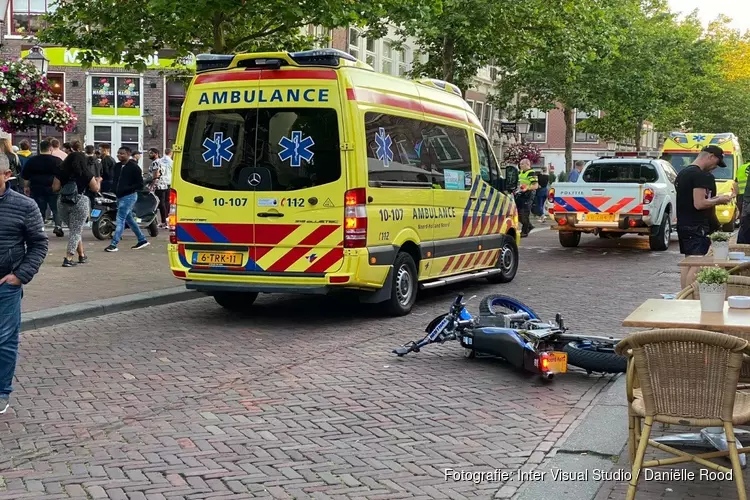 Scooterrijder botst hard op auto in Hoorn