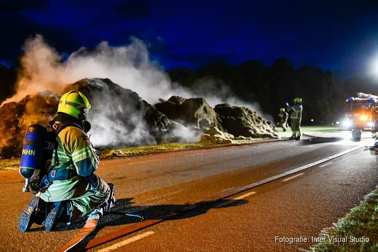 Grasstapel in brand. Grote rookwolk boven wijk De Waal