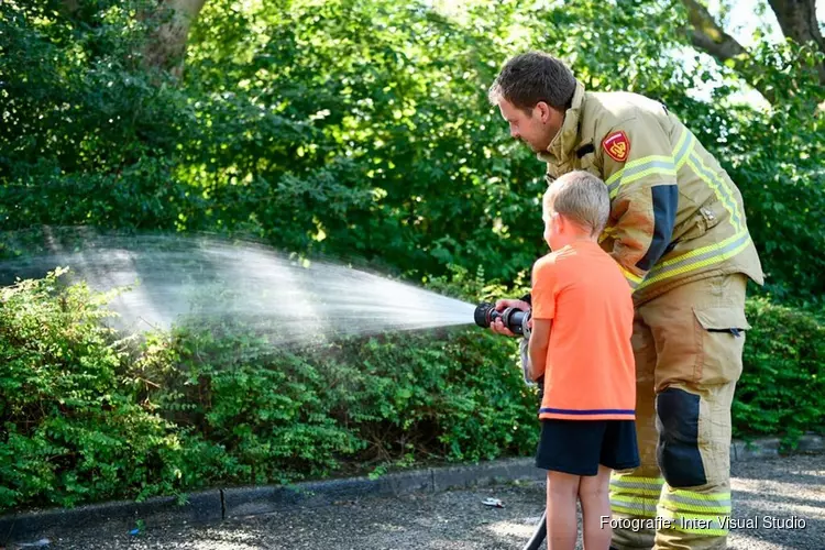 Klein jongetje assisteert bij blussen brandje Blokker