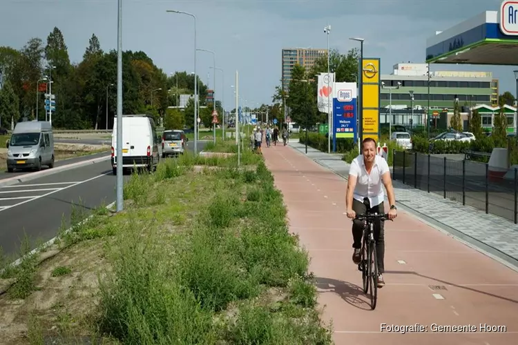 Fietsers en auto’s over vernieuwde Berkhouterweg