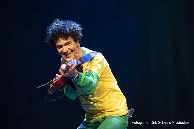 Kinderpopster Dirk Scheele speelt zijn vrolijke popconcert In Holland staat een Huis (2+) in Het Park in Hoorn.