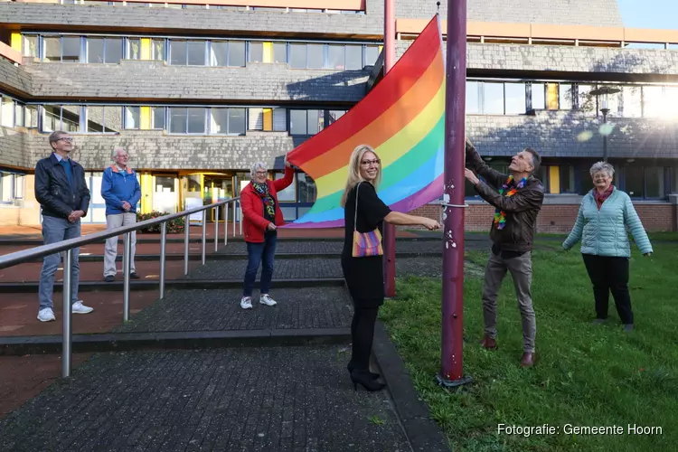 Hijsen regenboogvlag voor de Regenboogweek Westfriesland