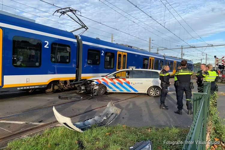 Politieauto botst op trein in Hoorn