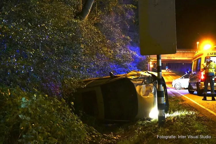 Auto belandt op z&#39;n kant in Hoorn, voertuig total loss