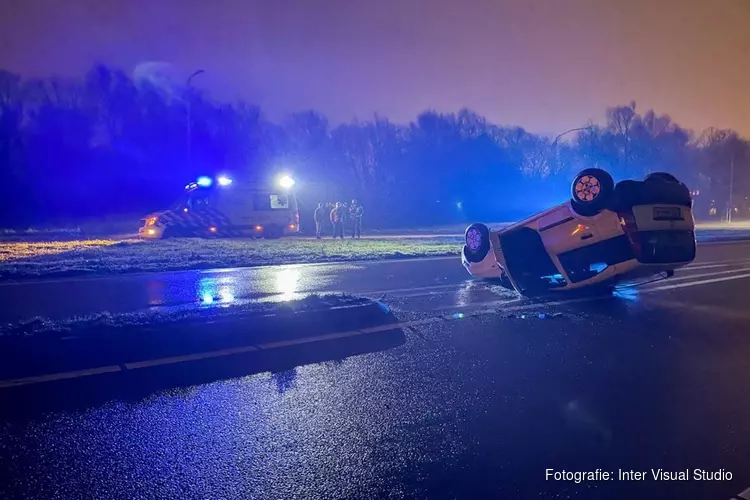 Auto slaat over de kop op A7 bij Hoorn, twee personen in ambulance nagekeken