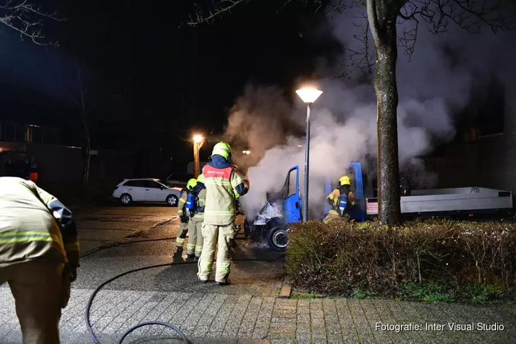 Pick-up truck in brand gestoken in Hoorn