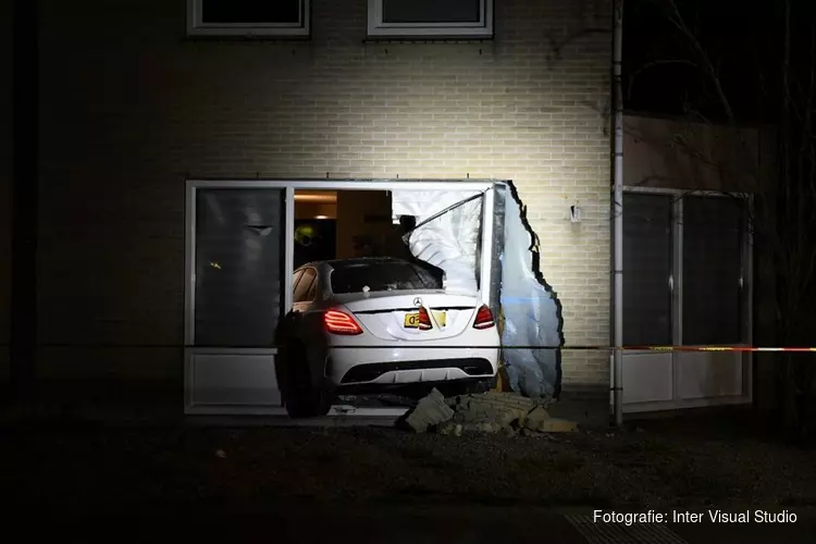 Auto rijdt huis binnen in Hoorn