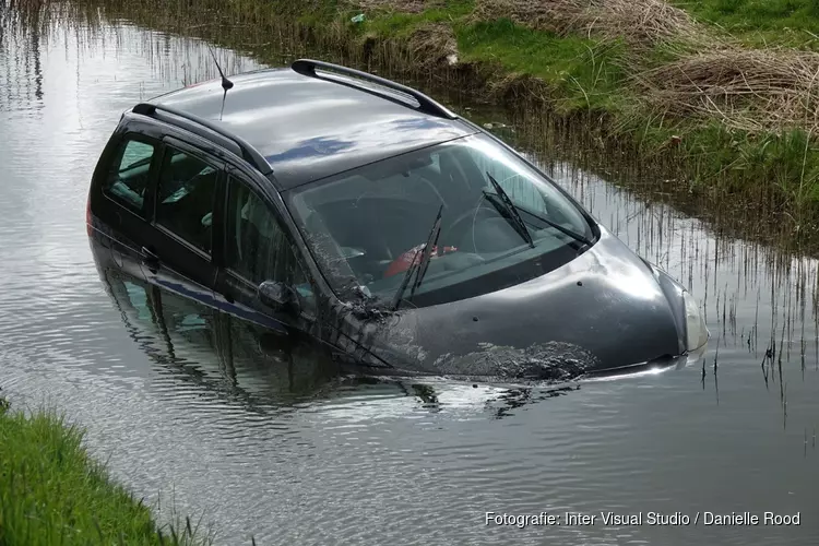 Auto te water in Oosterblokker