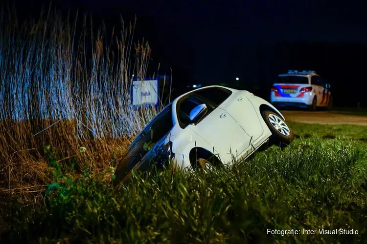 Auto in greppel in Hoorn