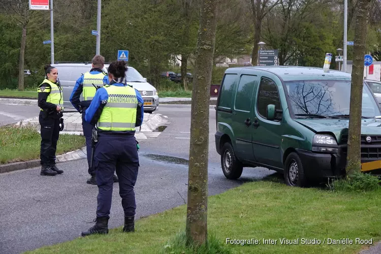 Auto botst tegen boom in Zwaag