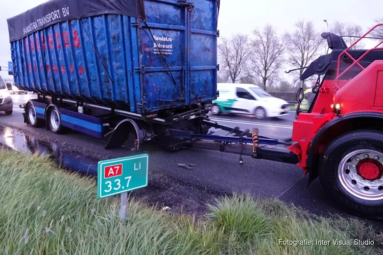 Vrachtwagen raakt wiel kwijt op A7