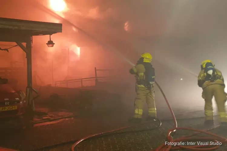 Autobrand slaat over naar woningen in Zwaag, vuur inmiddels onder controle