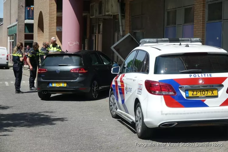 Auto botst tegen achterkant winkel aan in Hoorn