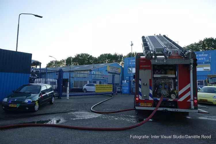 Brandje bij autodemontagebedrijf in Blokker snel onder controle