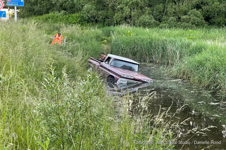 Auto te water na uitwijken gans in Berkhout