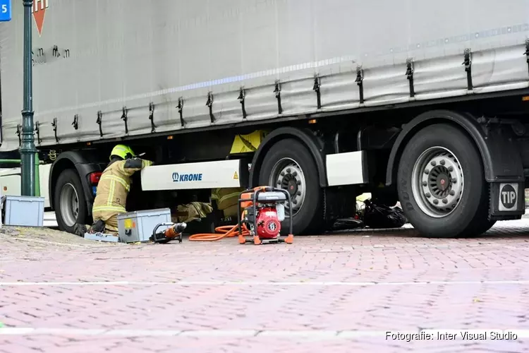 Fietser klem onder vrachtwagen bij ongeval in Hoorn