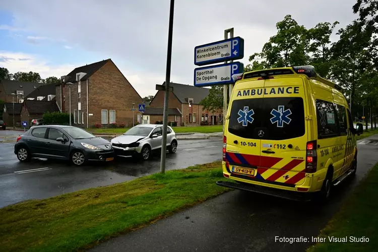 Ongeval in Zwaag: Twee auto&#39;s botsen tegen elkaar