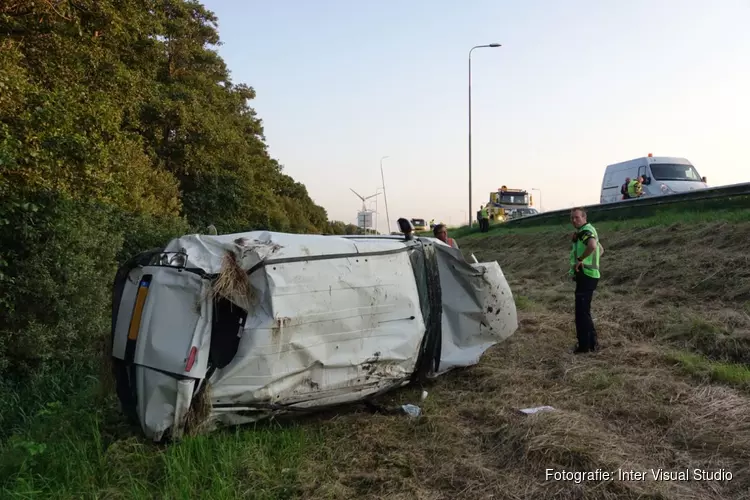 Automobilist over de kop geslagen op A7 bij Avenhorn