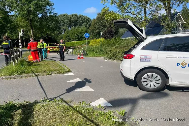 Twee fietsers botsen op elkaar in Blokker