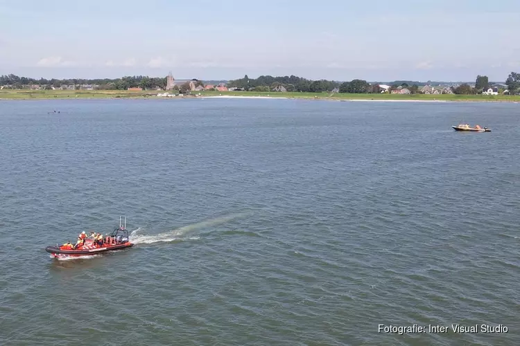 Watersporter in problemen op Markermeer belt zelf 112